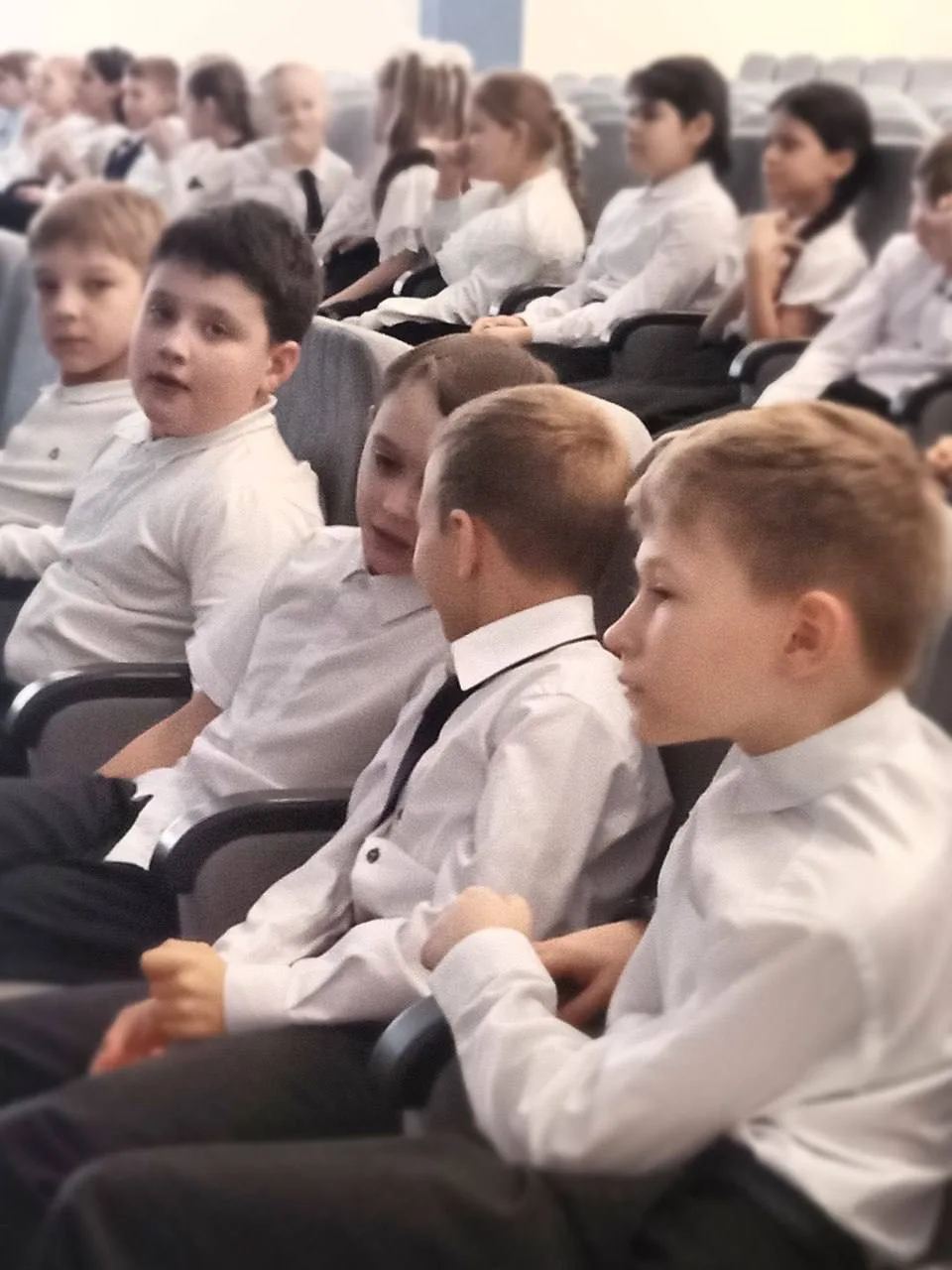 Посвящение в «Орлята России»: новый этап для ребят.   В новом корпусе нашей школы состоялась торжест