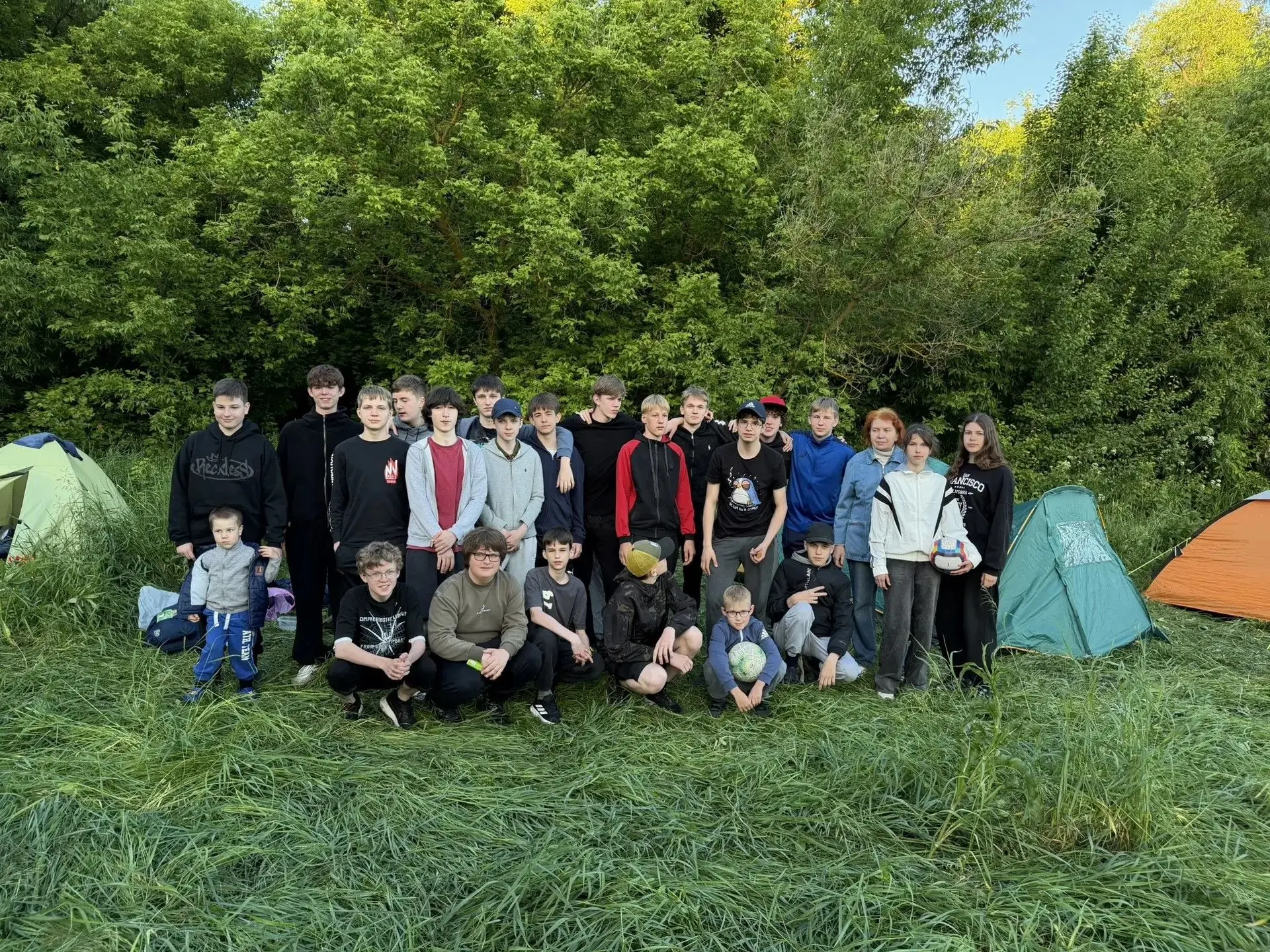 🏕️ Как 8А класс провёл два дня на природе: палатки, байдарки и скалодром