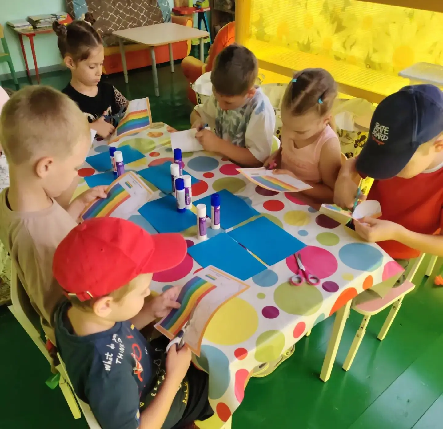 Старшая группа компенсирующей направленности создаёт "радугу"! 🌈
Развиваем моторику👐, воображение 