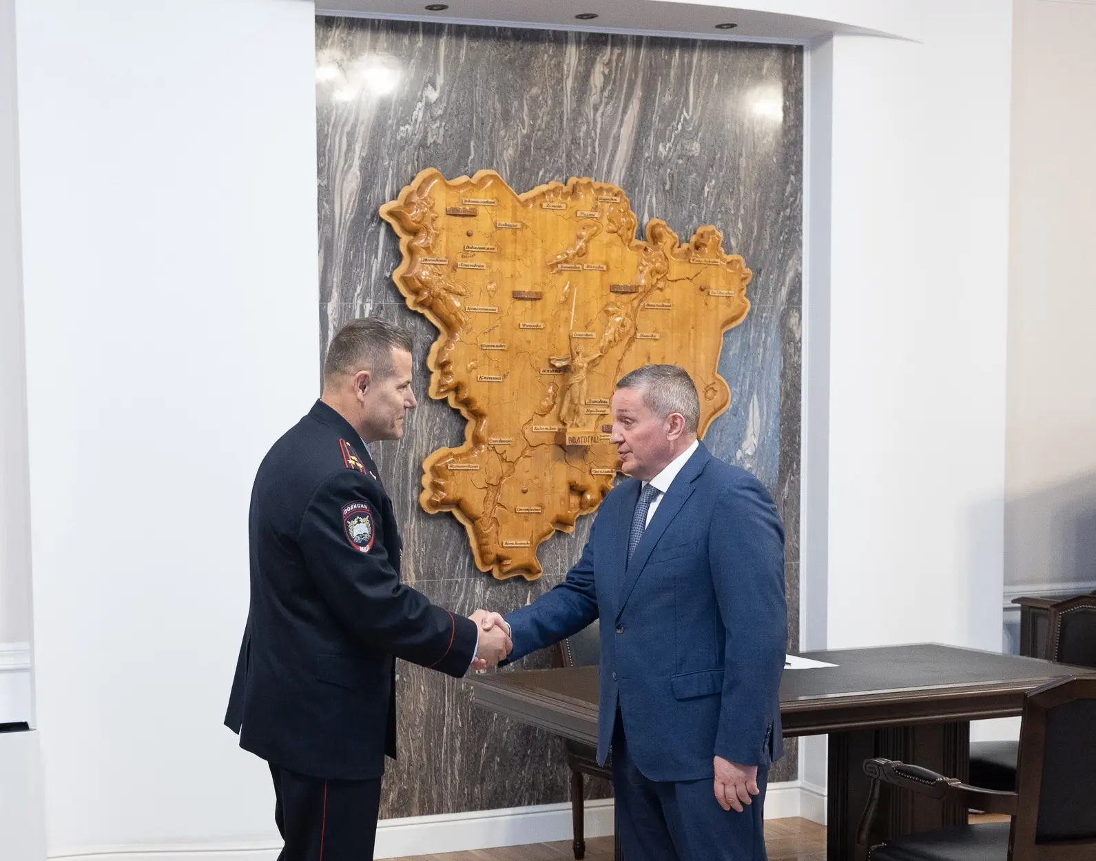 Губернатор Волгоградской области Андрей Бочаров и новый начальник Волгоградской академи...