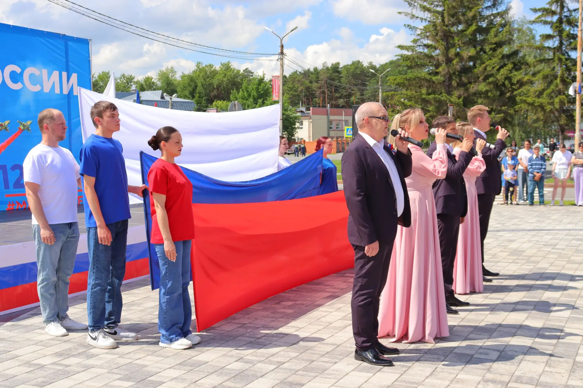 С Днём России! 🇷🇺

Сегодня мы отмечаем главный праздник нашей страны — день её величия, многогранн