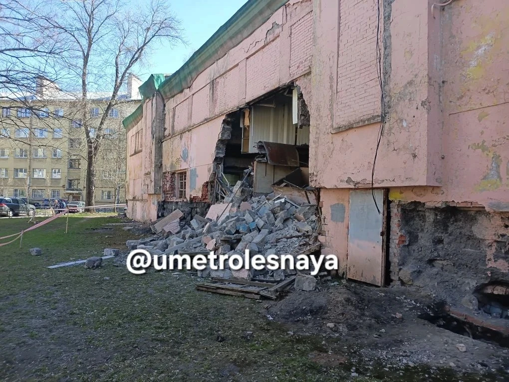 Нетривиальное продолжение получила история с обрушением здания в Батенинском жилмассиве.