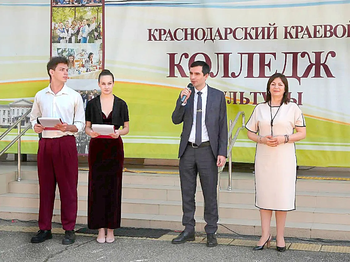 ПОСЛЕДНИЙ ЗВОНОК: И ФИНИШ, И СТАРТ, И МЕЧТЫ, И НАДЕЖДЫ…   Сегодня в стенах Краснодарского краевого к