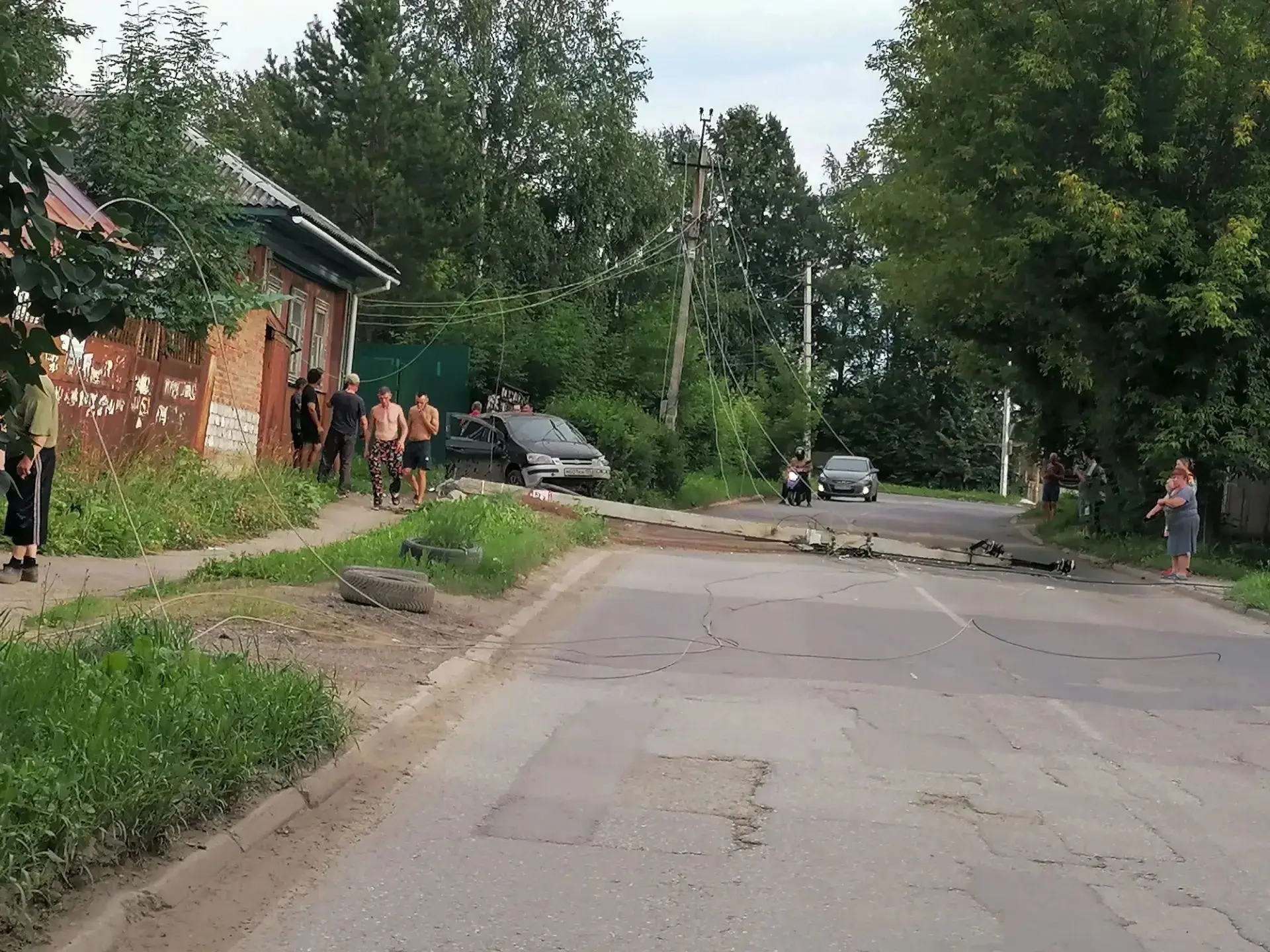 🫤Ул. Лифанова 111,не совершеннолетний на Хендай Гетц сбил опору Россетей.