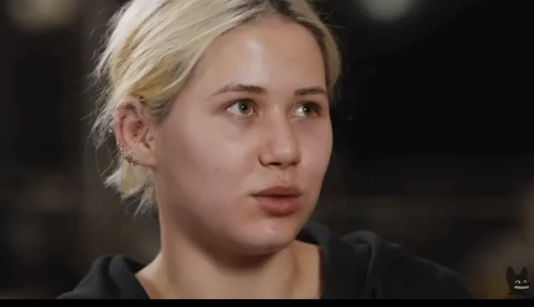 Смотрю на фрагменты интервью Ариелы, ей всего 14 лет, дочери Оксаны Самойловой и Джиган...