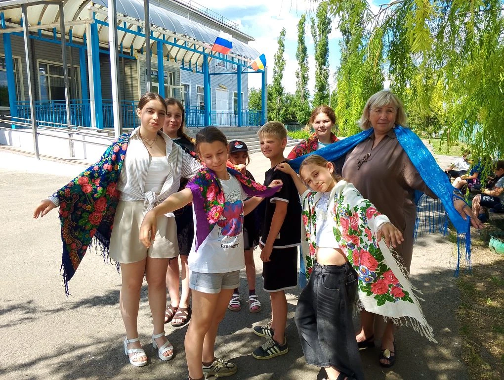 День народов России. 
Восьмой день в пришкольном лагере прошел под названием «День народов России» —