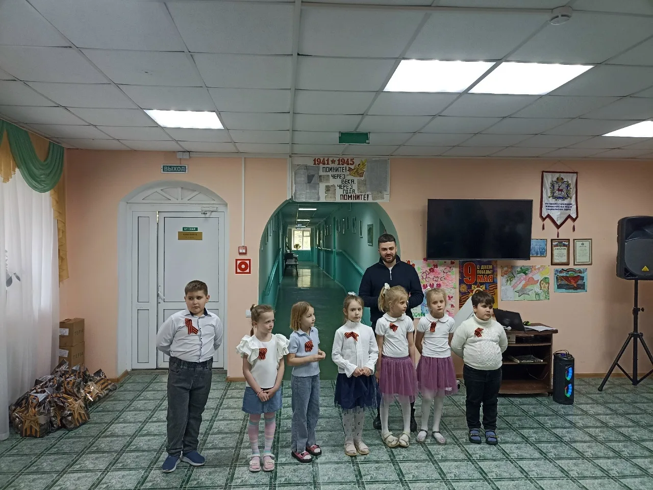 Дети из детского сада п."Зелёный город" приехали в наш ГБУ для того, чтобы поздравить в...