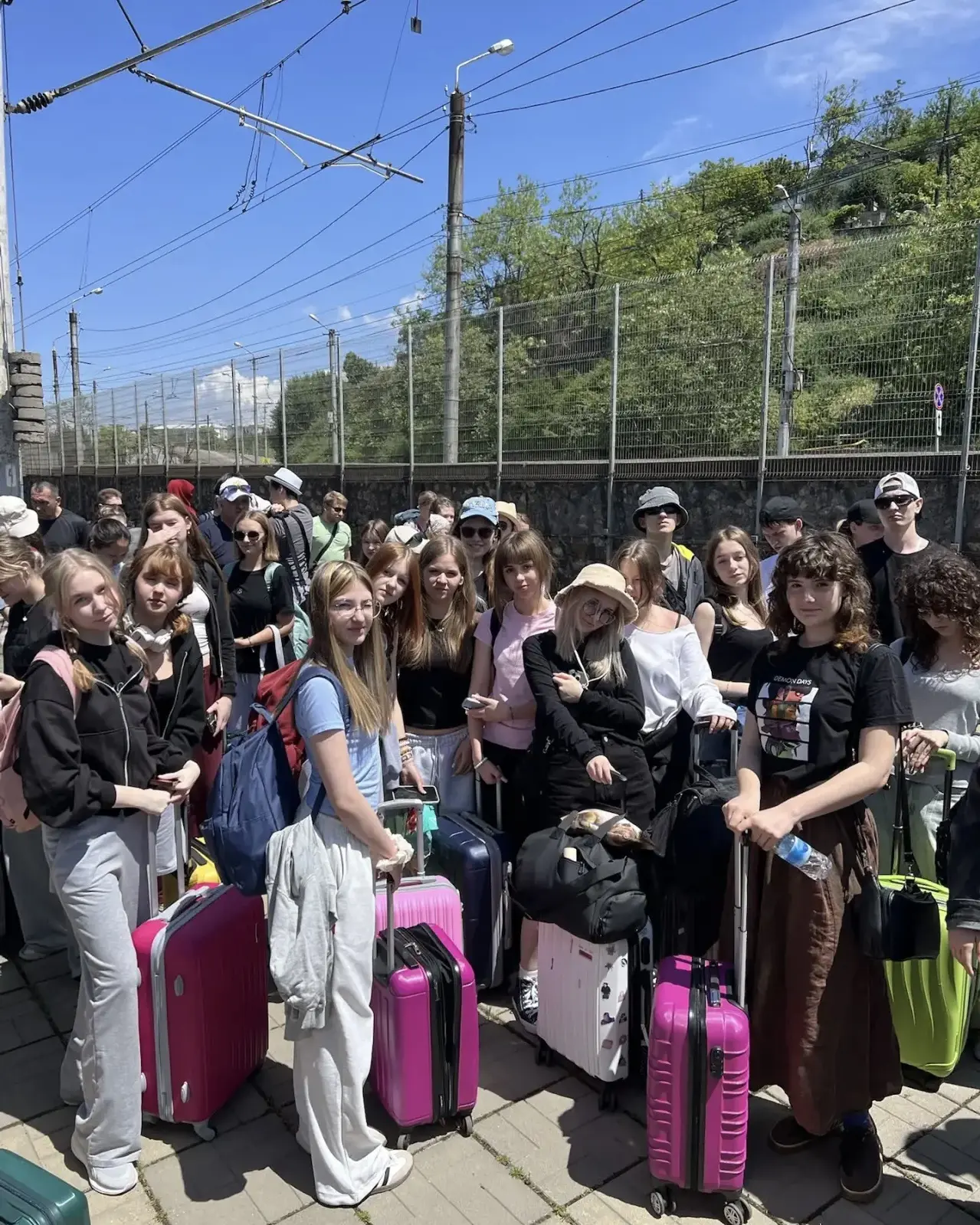 37 десятиклассников, 3 педагога, 1 заместитель директора, 41 чемодан и 35 часов в одном вагоне  🤔 Ку
