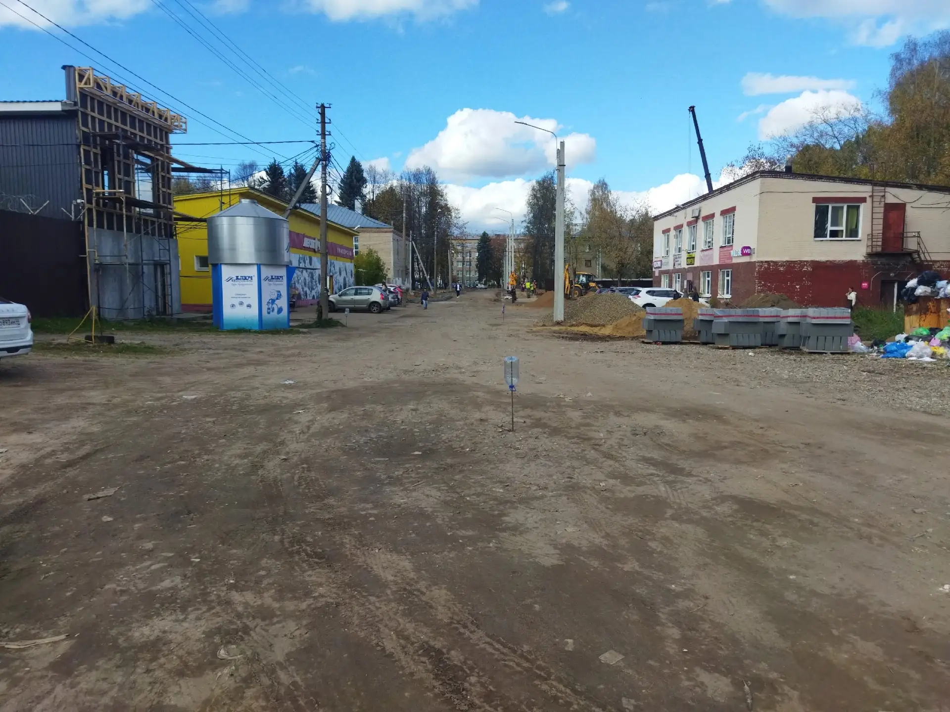 Правильно ли я понимаю, что там где стоит посередине дороги колышек, вкорячат бордюр, в...