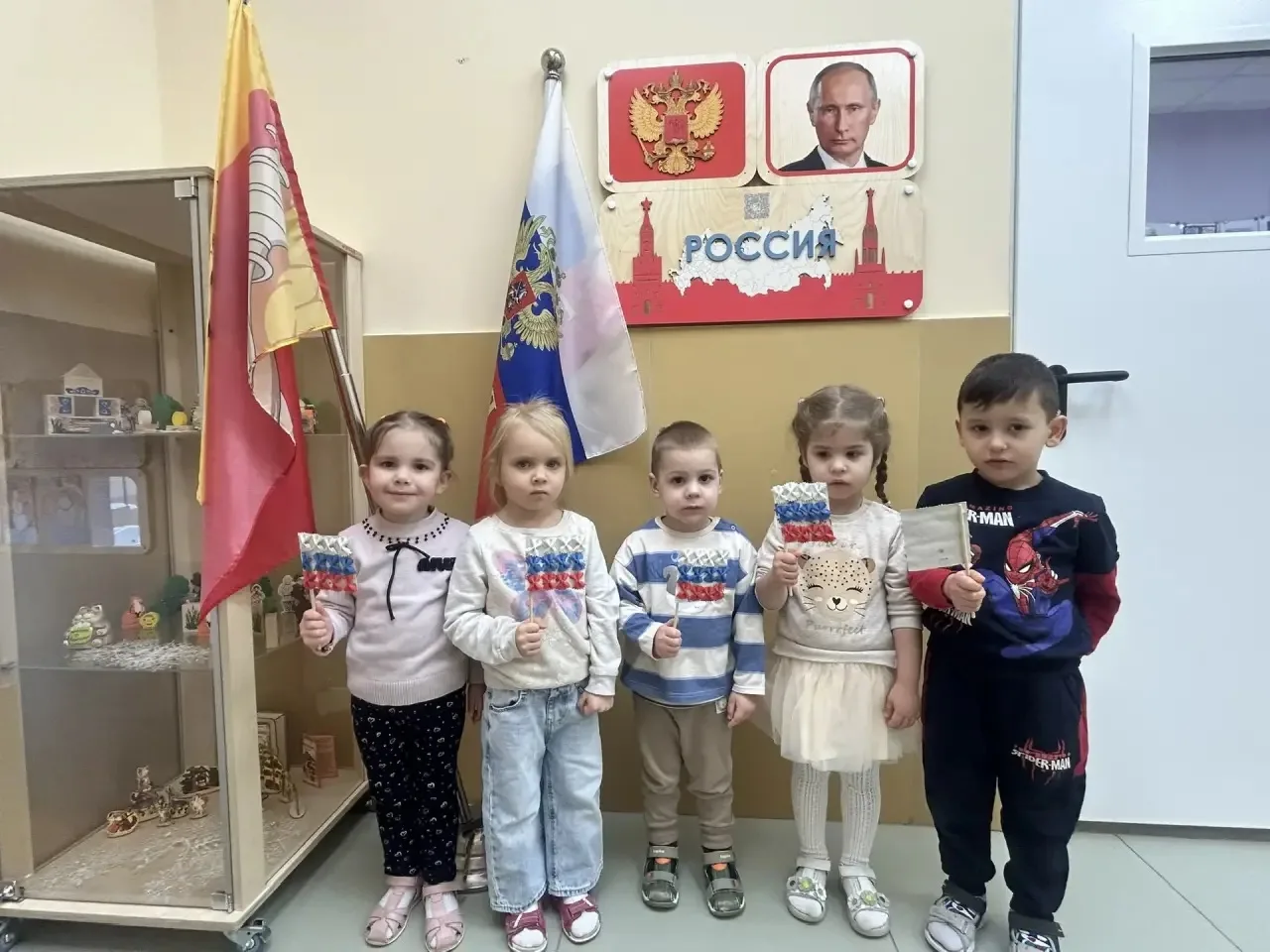 Сегодня в нашей младшей группе прошли увлекательные тематические беседы и викторины под...