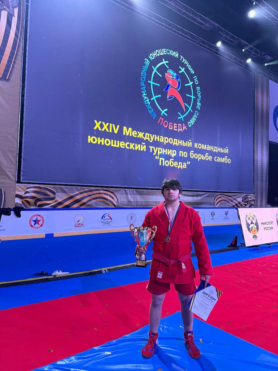Успех стахановского самбиста на международном турнире!
С 3 по 4 мая в Санкт-Петербурге в спортивном 