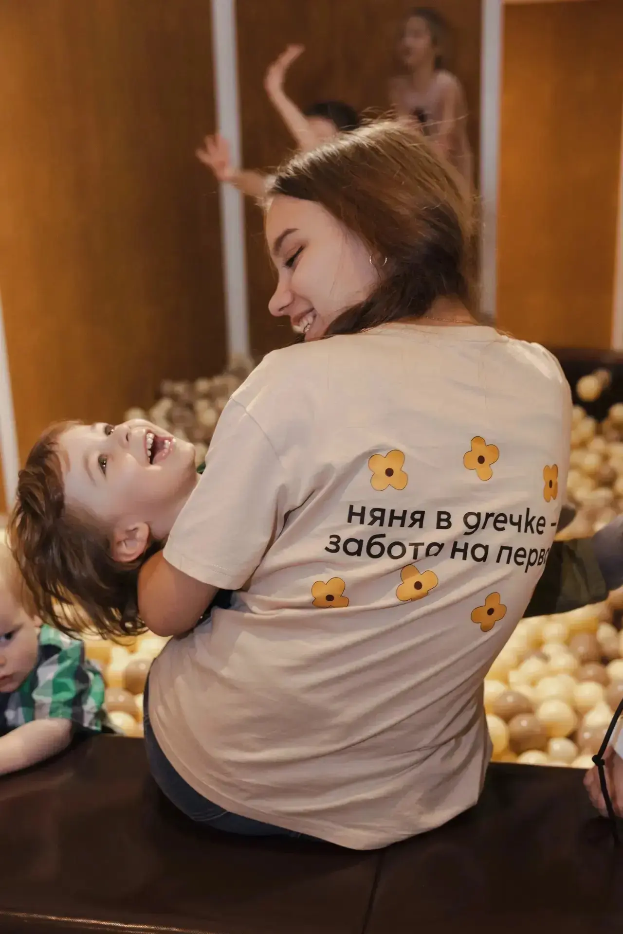 Ищем БОГИНЮ/БОГА детского счастья в наше кафе!
