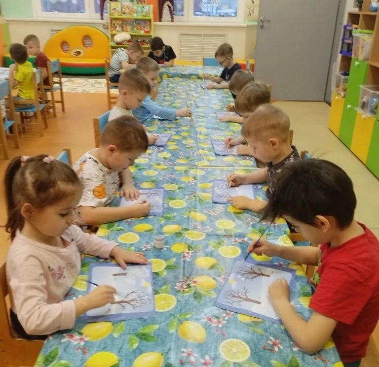 🌬Укрываем деревья снегом вместе со снежной королевой!  В начале февраля в средней группе "Почемучки"