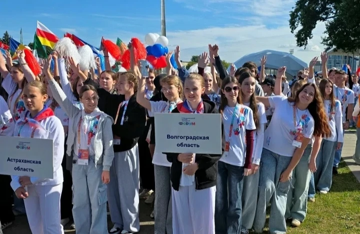 Делегация Волгоградской области в составе 12 юных жителей Волгограда, Волжского, Урюпин...