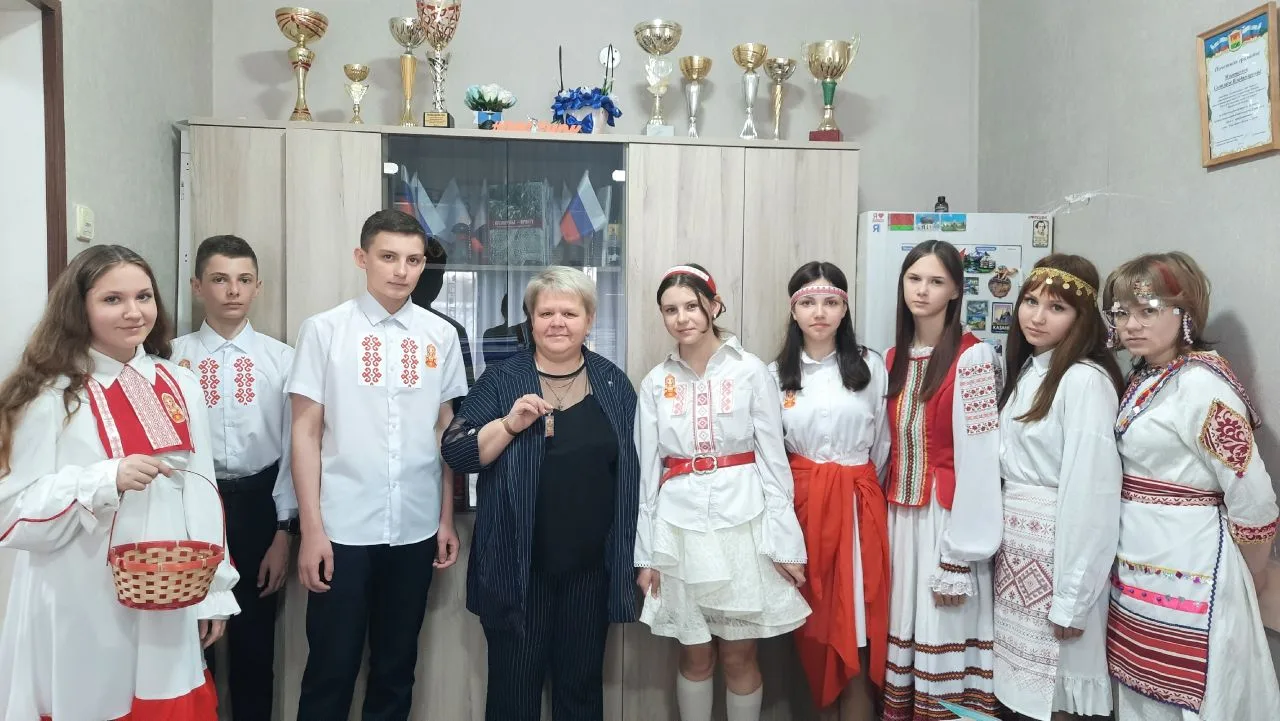 🇷🇺8 «Б» открывает Неделю чувашской культуры🇷🇺  Сегодня учащиеся 8 «Б» класса стали настоящими предст