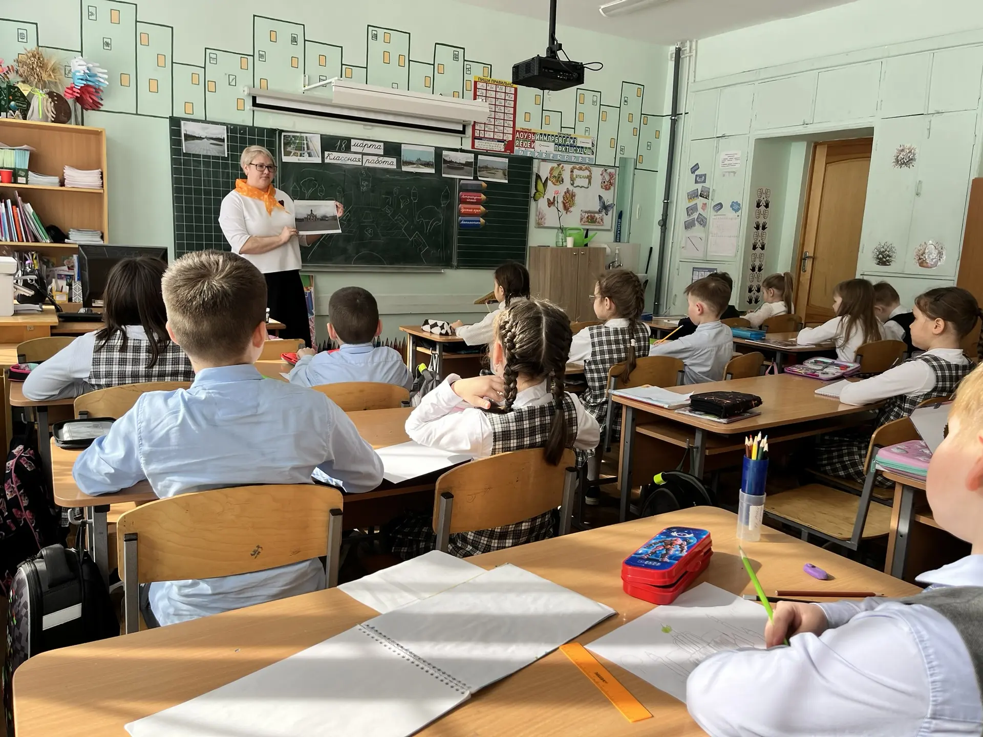 День единения народа: школьники Медведевской гимназии отметили воссоединение Крыма с Россией  День в
