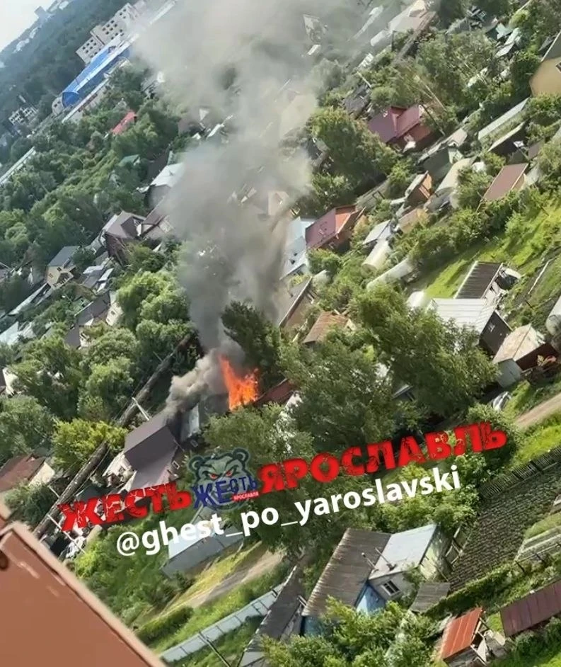 В Ярославле на Перекопе горит частный жилой дом на улице 8 Марта, 40, здание рассчитано...
