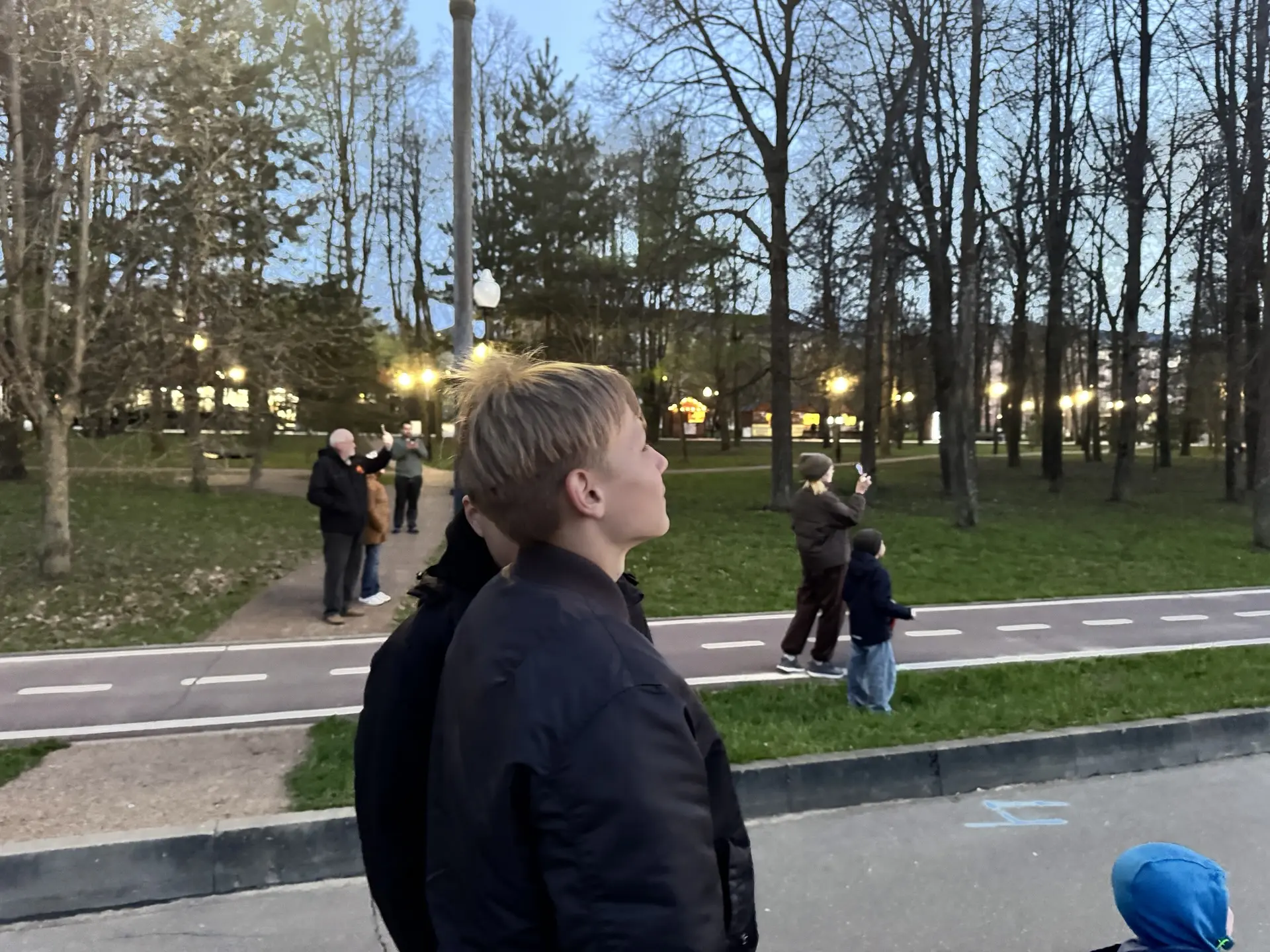 Финал дня получился неожиданным! ✨  Салют в этом году дали в 21:00, так что смотрели его еще при све