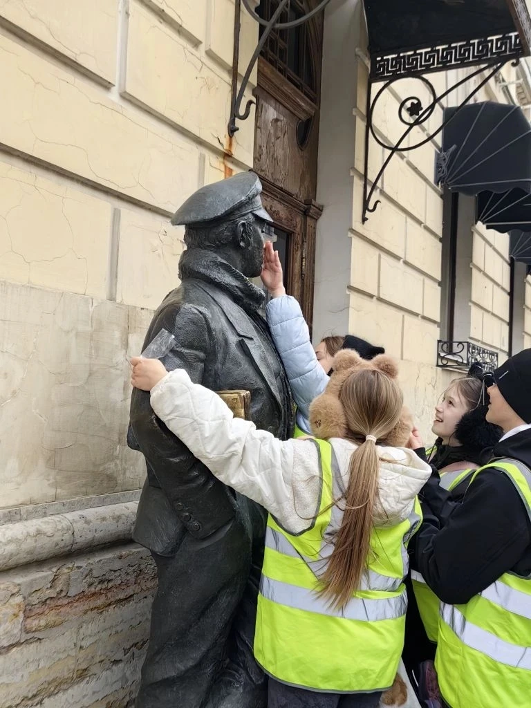 🦁 «Львы город стерегут»: увлекательное путешествие 4«В» по центру Саннкт- Петербурга  30 апреля учен