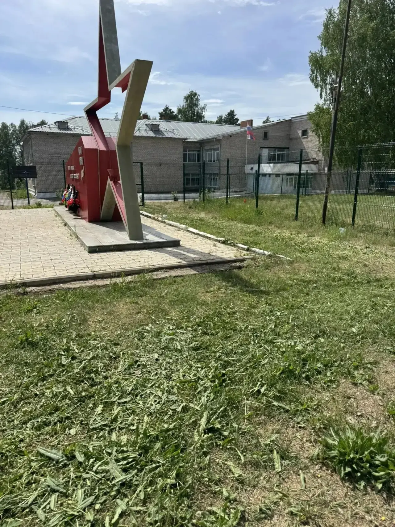 👍Сегодня в нашем селе работали подрядчики, обкашивали общественные места!