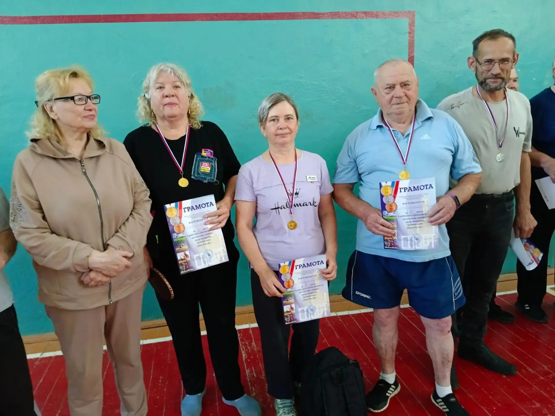 В честь празднования Дня России в спортивном зале ДК "Колос" с.Уйское среди ветеранов, прошли соревн