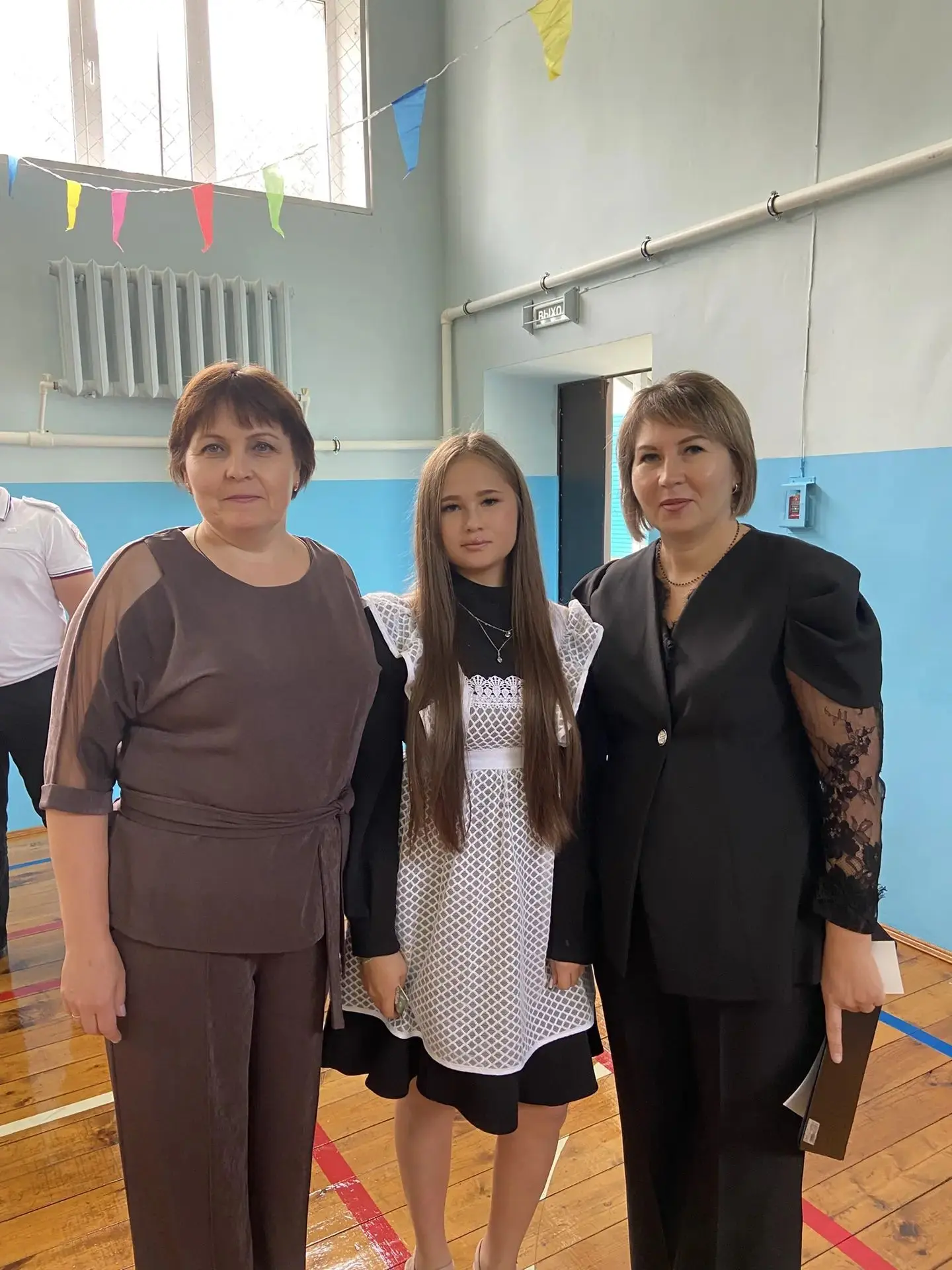 В рамках акции «Благодарю» ребята из Совета Первых дарят своим учителям открытки. В каж...
