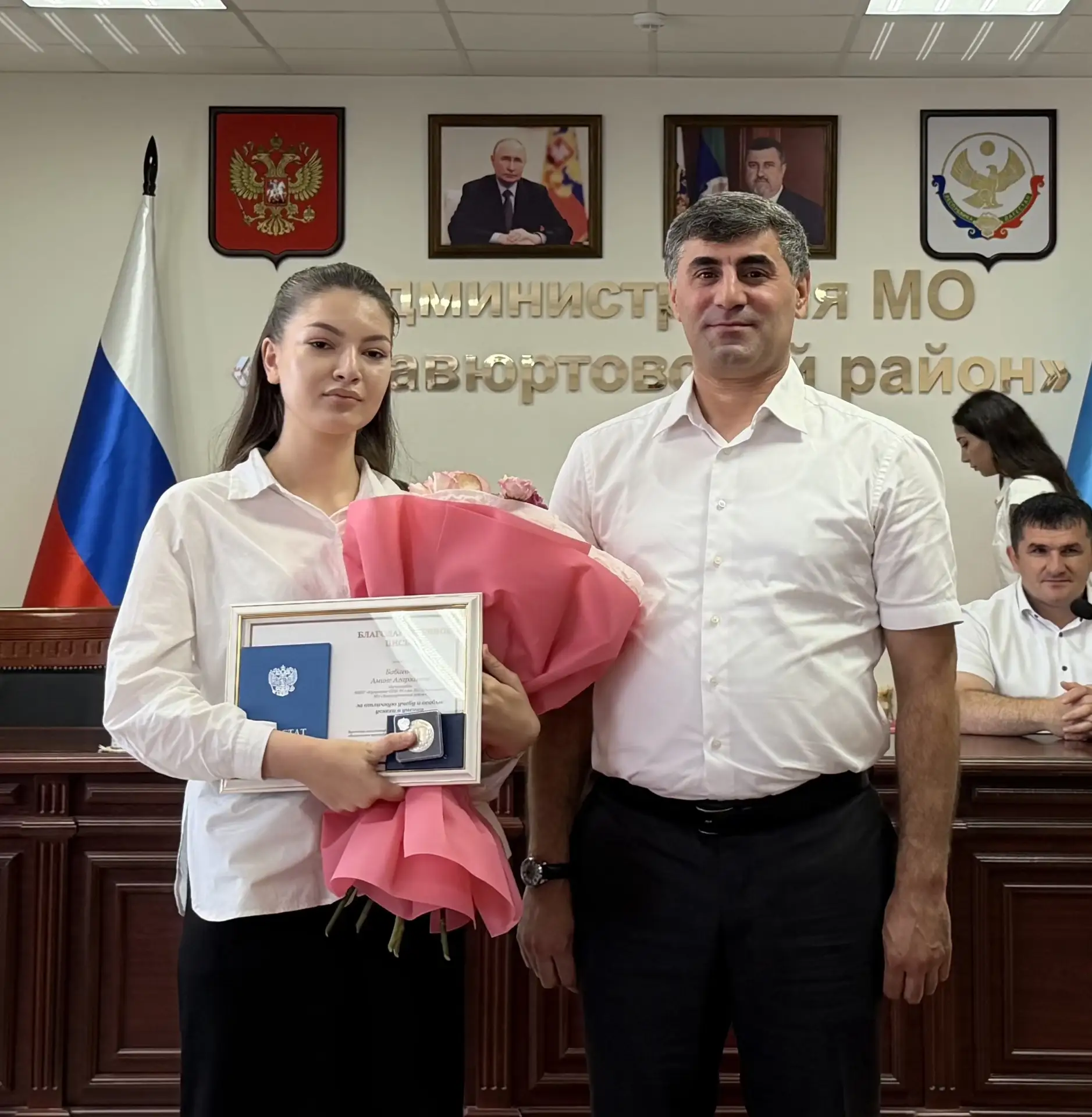 В объективе — успешное молодое поколение района, принимающее поздравления и главные школьные докумен
