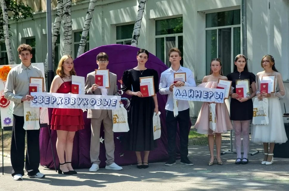🎓 Вручение аттестатов выпускникам 9 кадетских классов лётного профиля

4 июля в торжественной обста