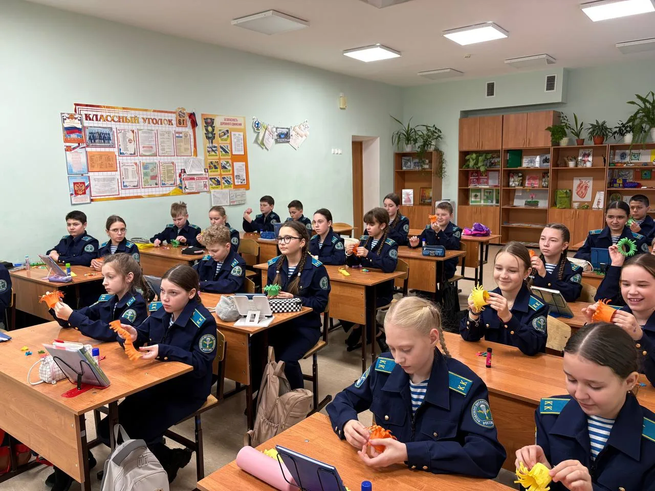 8 марта уже на пороге! 🌸  5К класс не сидит сложа руки и активно готовится к поздравлению самых прек
