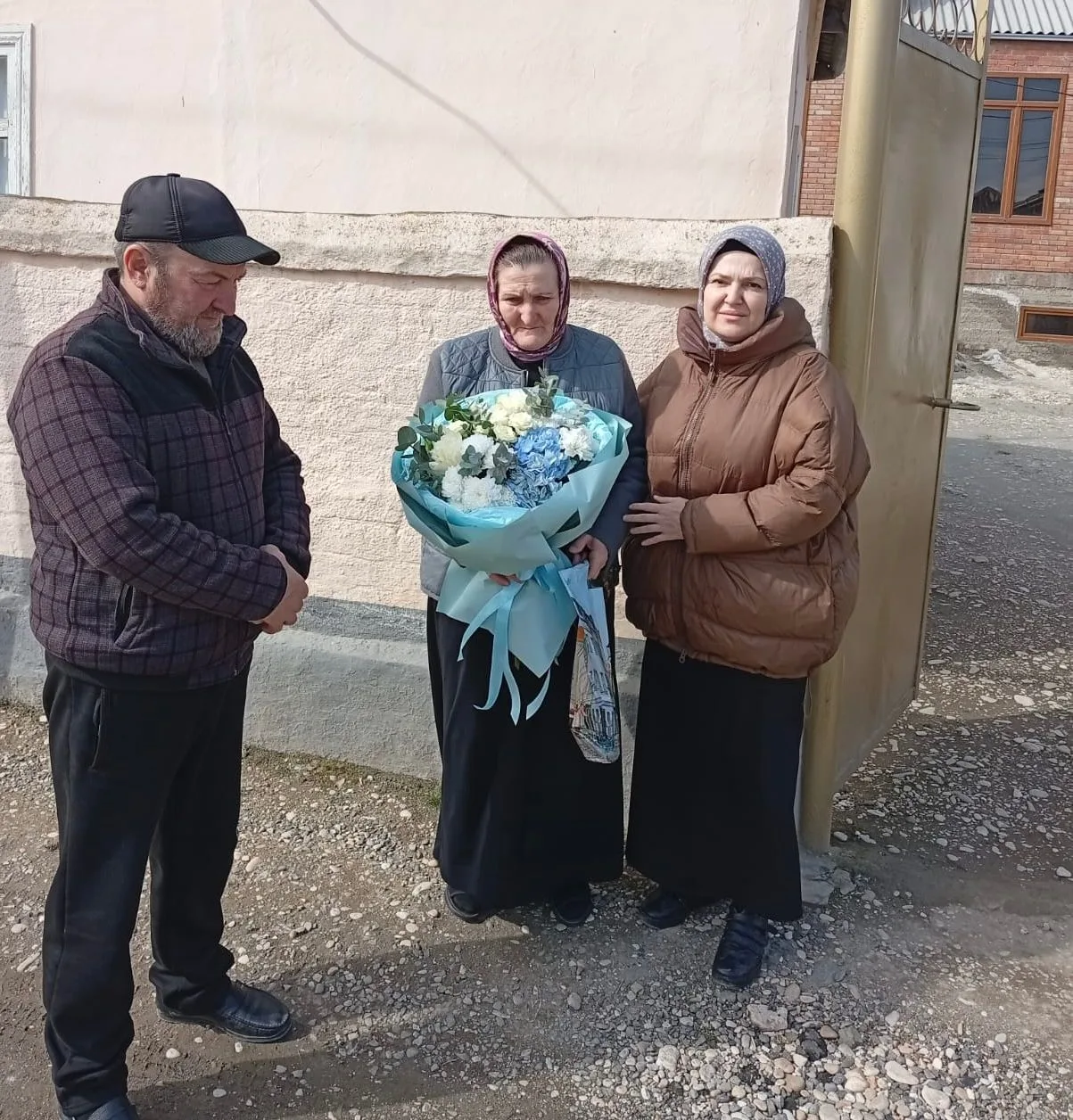 Глава администрации МО «сельсовет Османюртовский» навестил матерей погибших участников ...