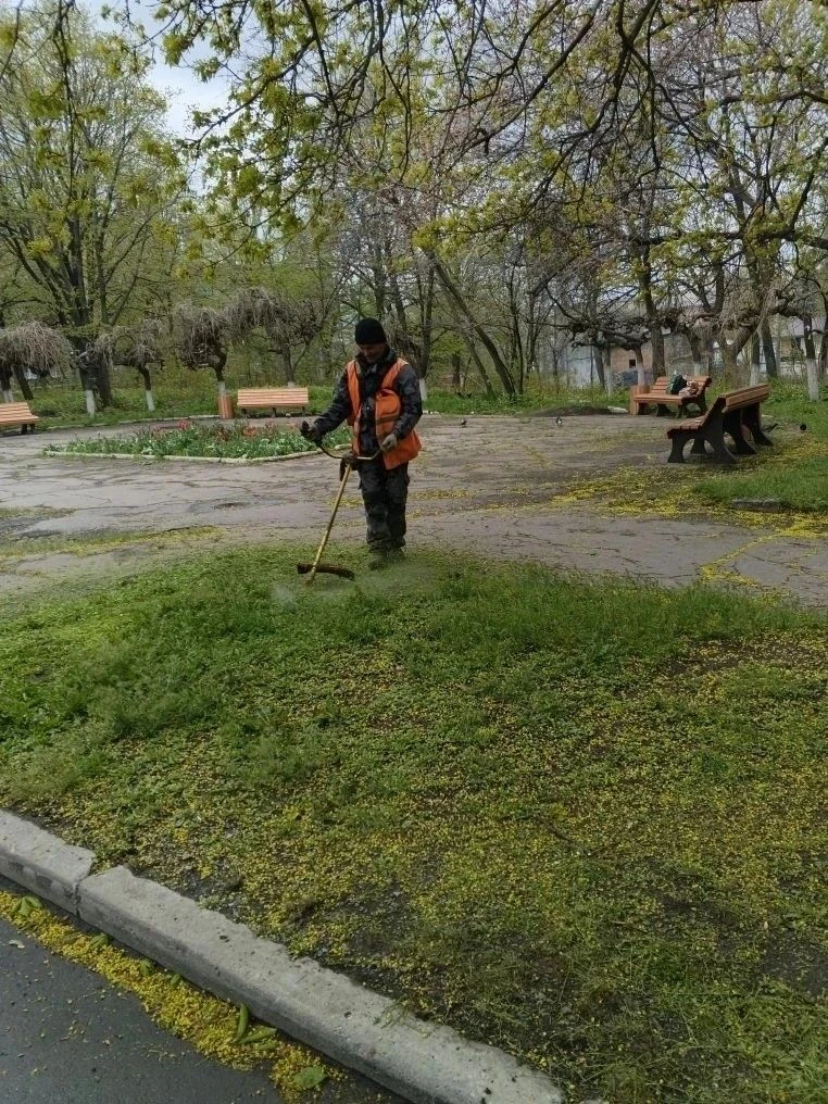 Коммунальщики Снежного продолжают благоустраивать территории общего пользования