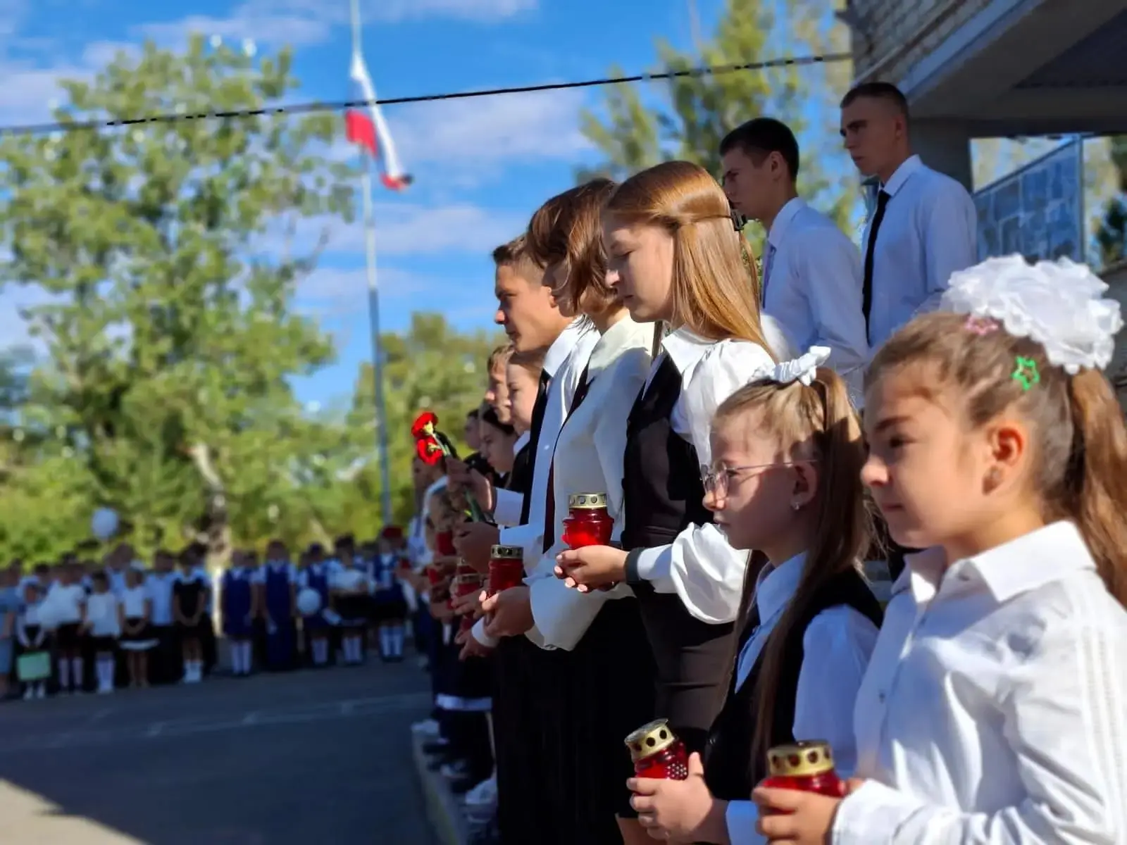 Школьники села Нины запустили белые шары как символ невинных жертв террора