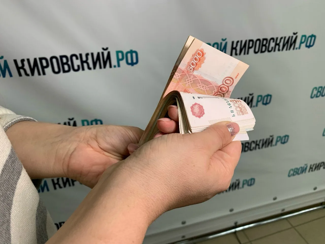 Сотрудники ФСБ задержали участников межрегиональной группы мошенников, которые, по данн...
