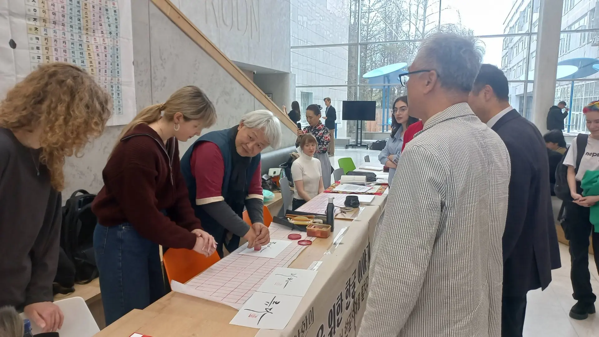 🎓В гостях у студентов РУДН, изучающих корейский язык, каллиграф Хан Чан Хван (한창환) - мастер каллигра