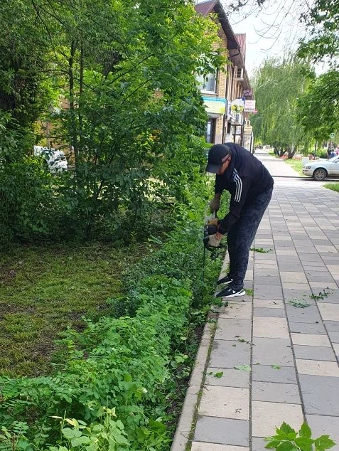 🌿 В Горячем Ключе продолжаются усиленные работы по покосу травы и расчистке ливневой системы.  Комму