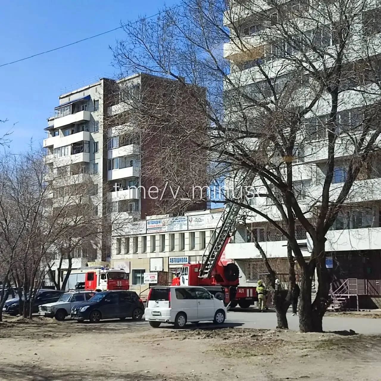 Подписчики наблюдают какой-то кипиш на Абаканской.   Дыма нет, пожарные лестницу поставили, мы уже у