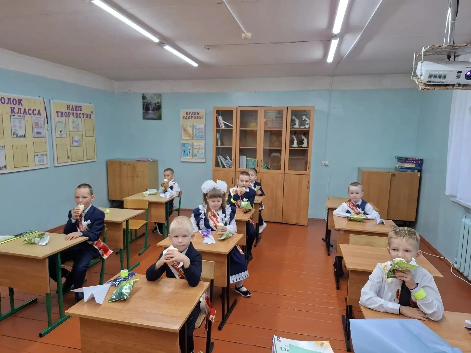 По доброй традиции ученики начальной школы первого сентября  получили в подарок от Губе...