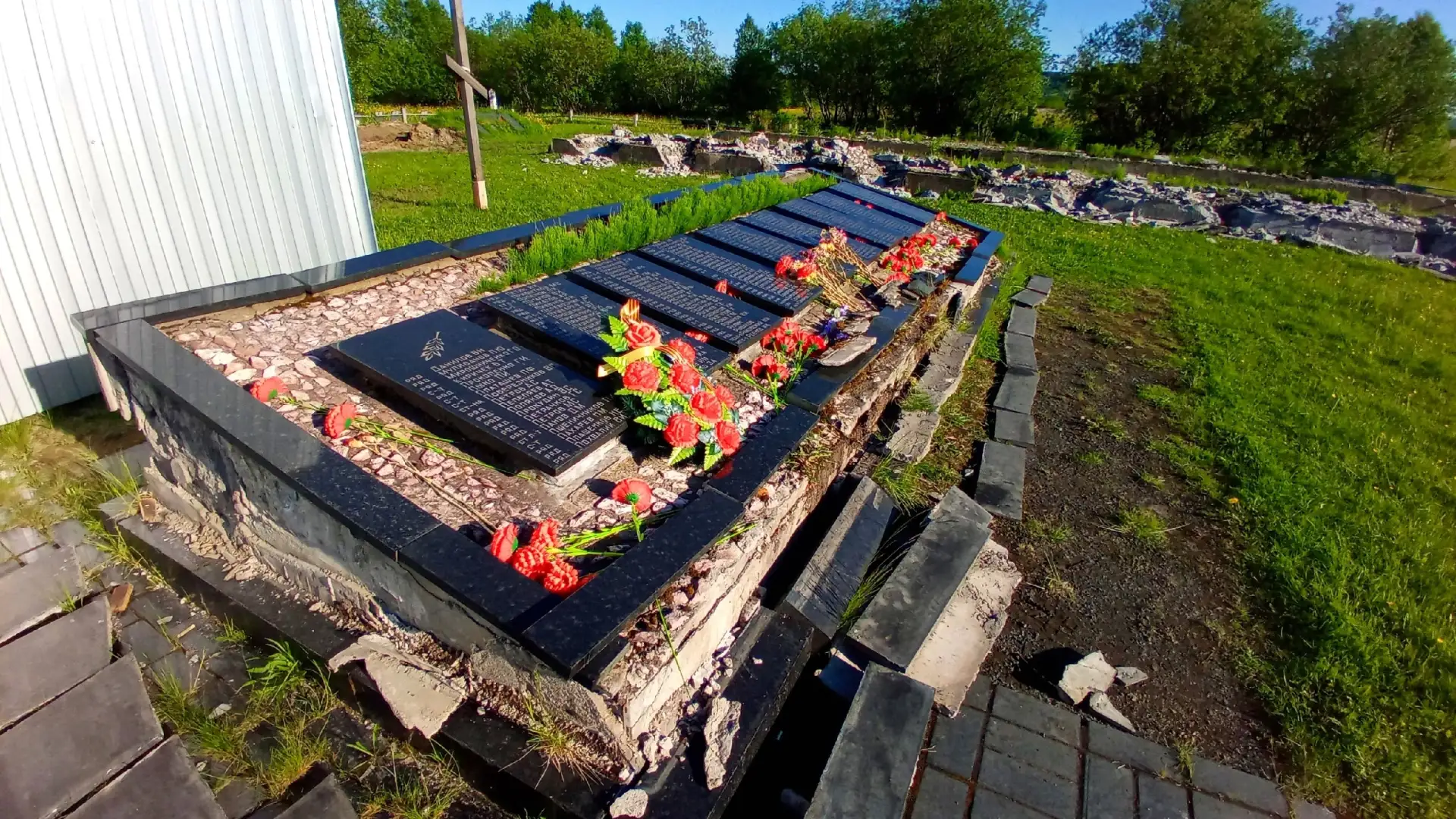 В Печенге на мемориальном кладбище начали демонтаж старых надгробий.
Есть надежда, что приведут их в