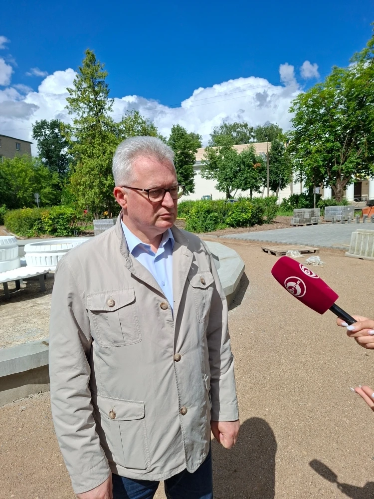 В рамках проекта «Формирование комфортной городской среды» активно ведётся реконструкция сквера на п