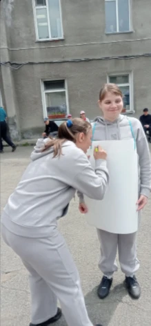 В замечательные летние денечки мы не скучаем! Совершаем прогулки на свежем воздухе, принимаем солнеч