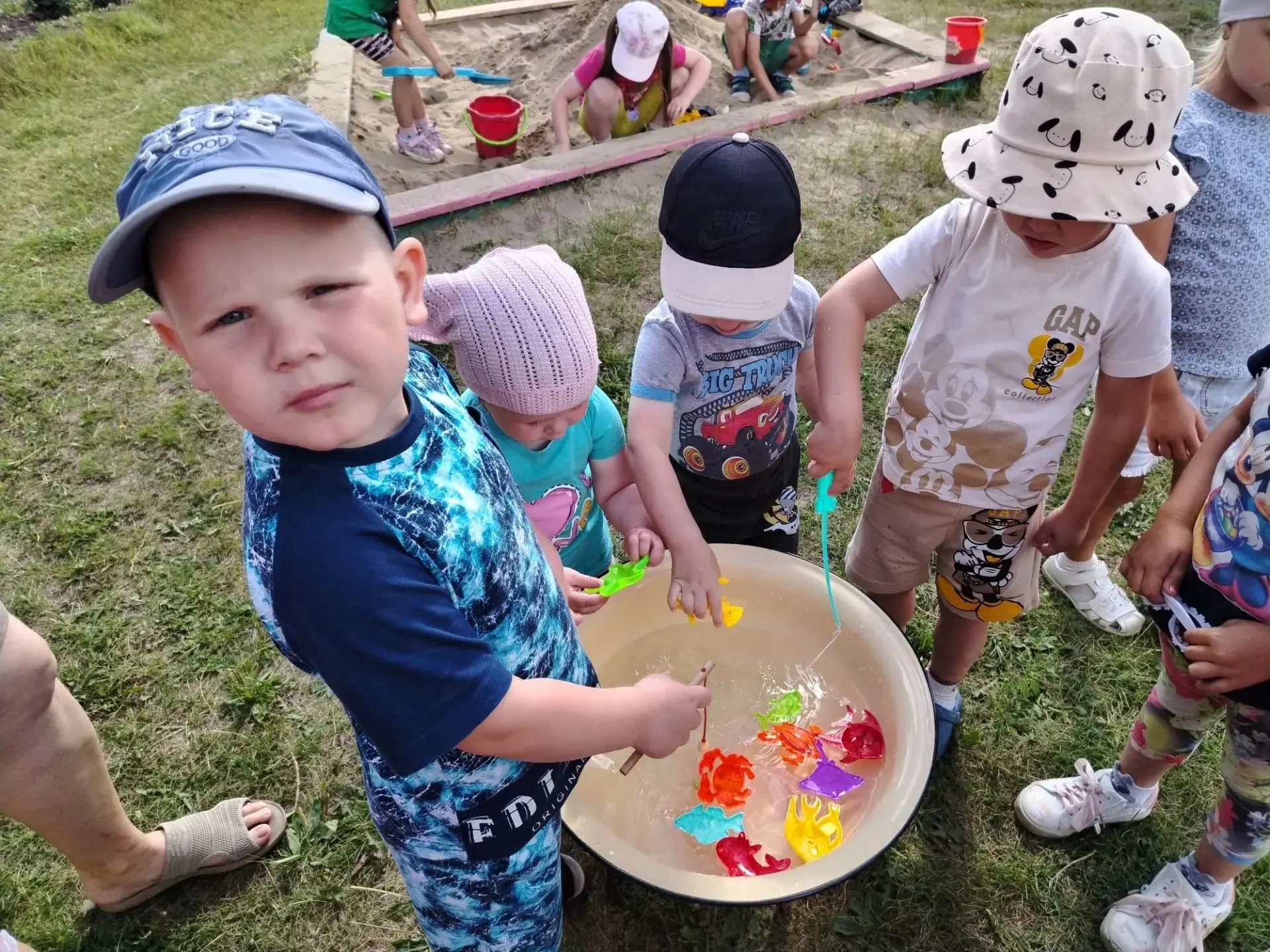 Сегодня День рыбака🐟
В честь этого дня - мы посвятили сегодняшнюю прогулку воде, песку и… ловле рыб