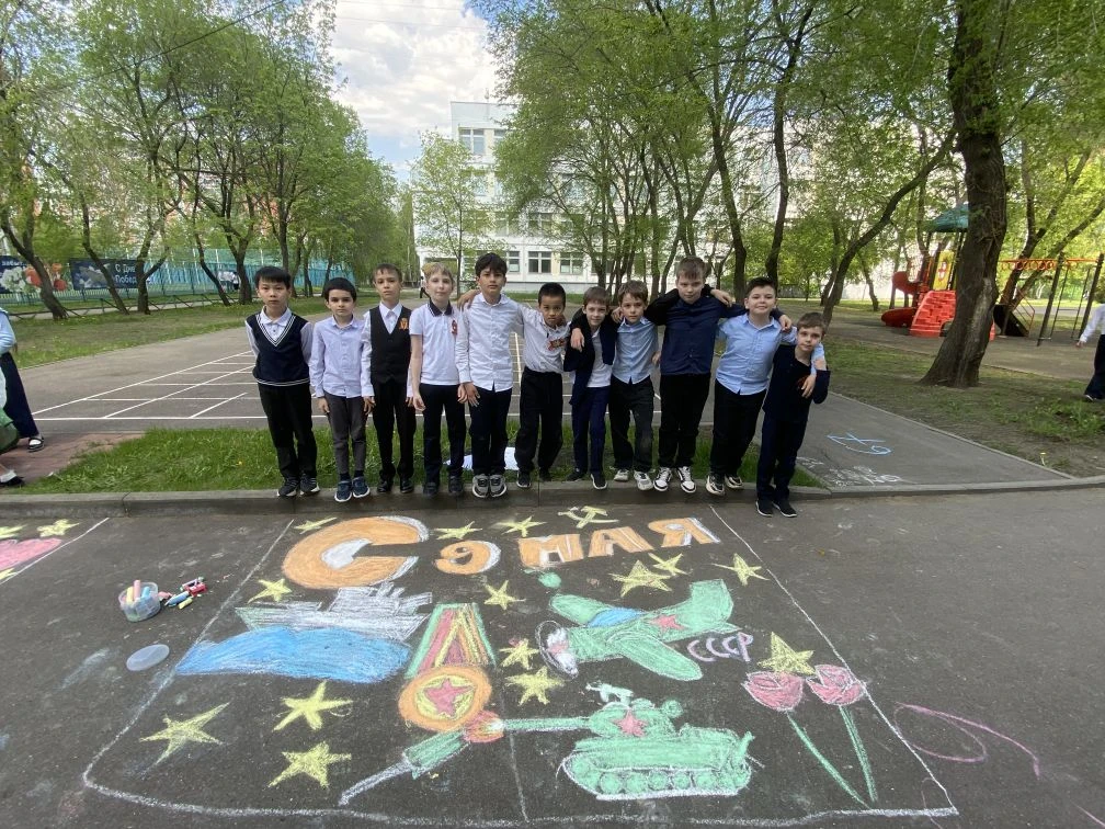 🎨 В преддверии 9 Мая ученики начальной школы устроили яркое творческое мероприятие — рисовали на асф
