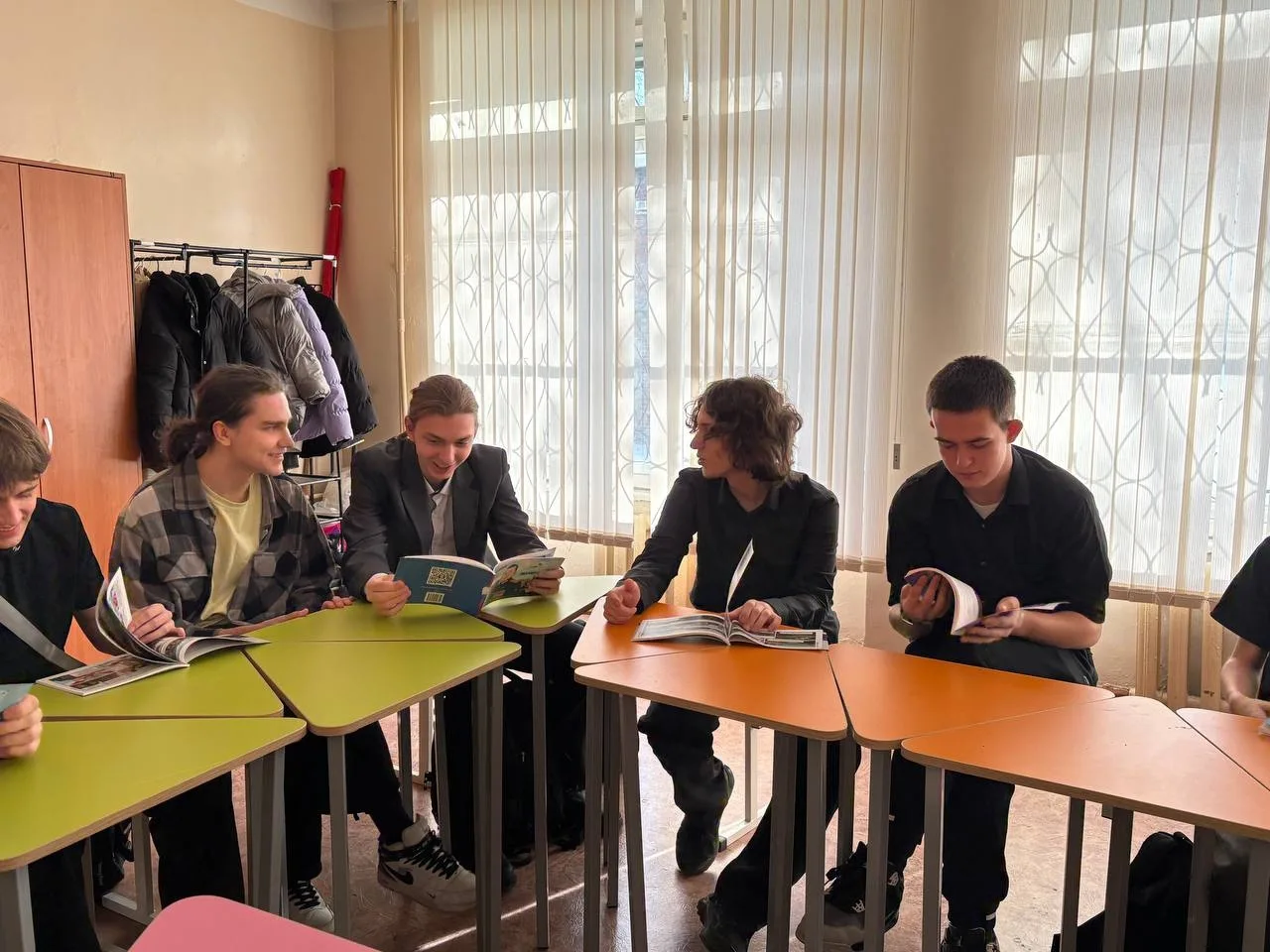Урок "О героях"  Мы имели возможность познакомиться с новыми сборниками о Героях специальной военной