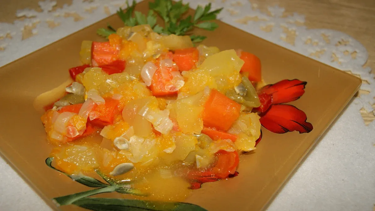 🥕 Рагу овощное — тушёные кабачки, тыква, морковь и болгарский перец с чесноком.