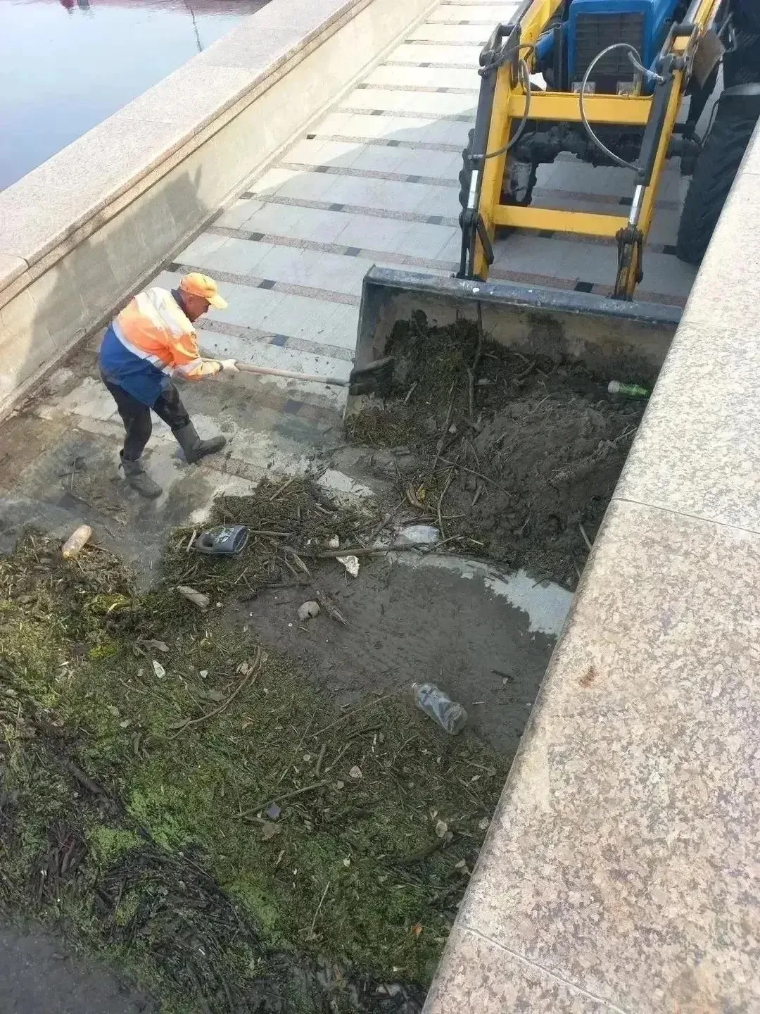 Работы по восстановлению набережной после летнего паводка продолжаются.