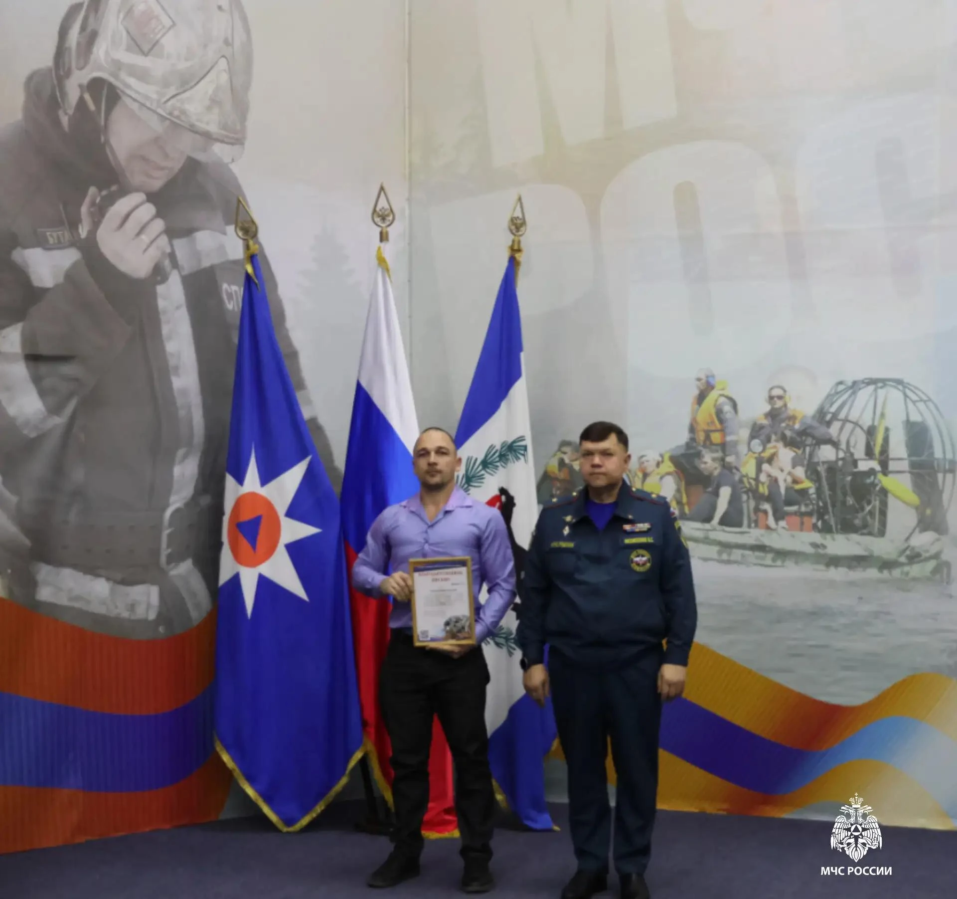 Мужчин, спасших людей на Байкале, наградили в региональном МЧС 🏅