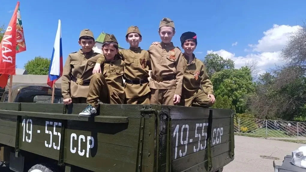 Сегодня, 9 мая в на Театральной площади состоялась масштабная инсталляция «Ожившие картины войны» Жи