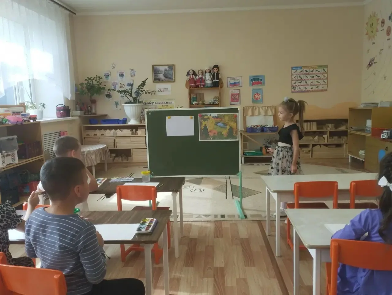 "Көзге төсләр" иҗади сәнгать зурлар һәм мәктәпкә әзерлек төркеме.