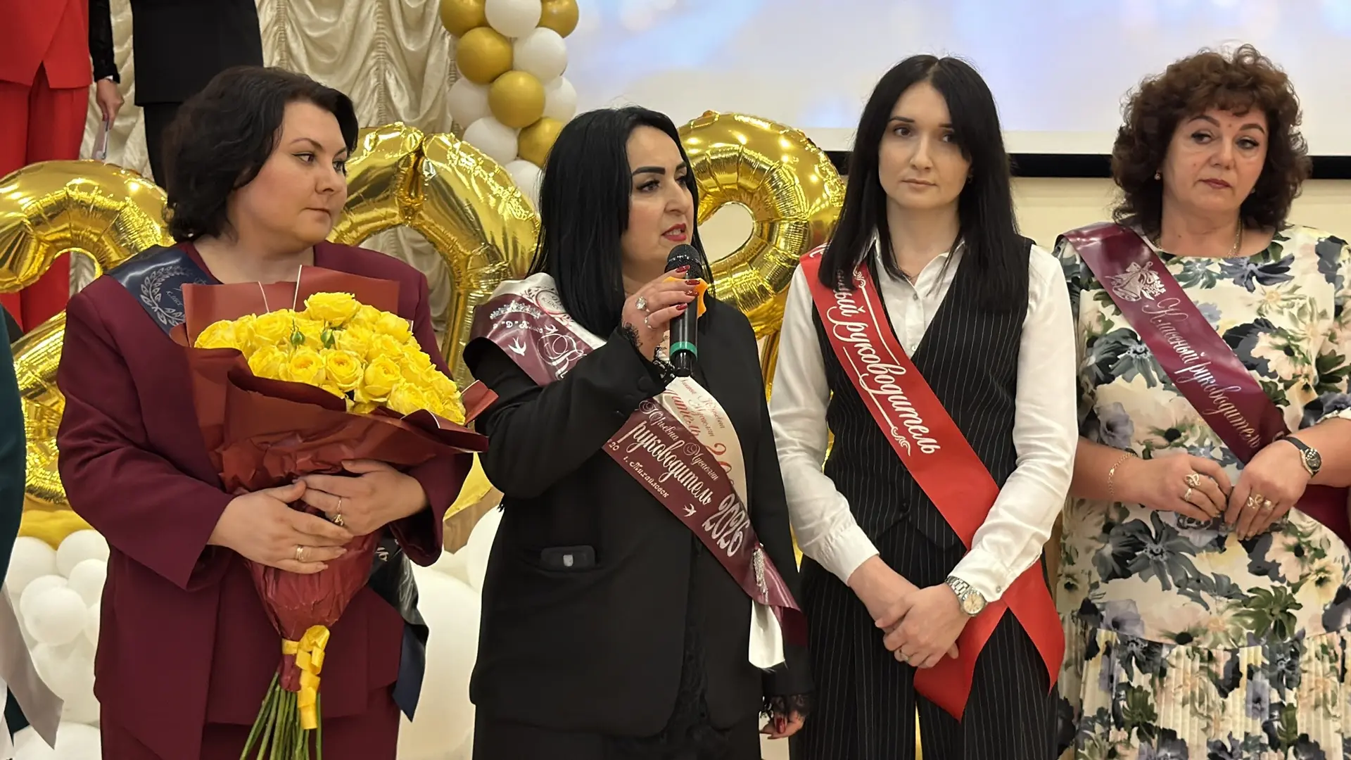 🎓 С праздником, выпускники!  Сегодня, 26 мая 2026 года, наш школьный двор снова наполнился звуками п