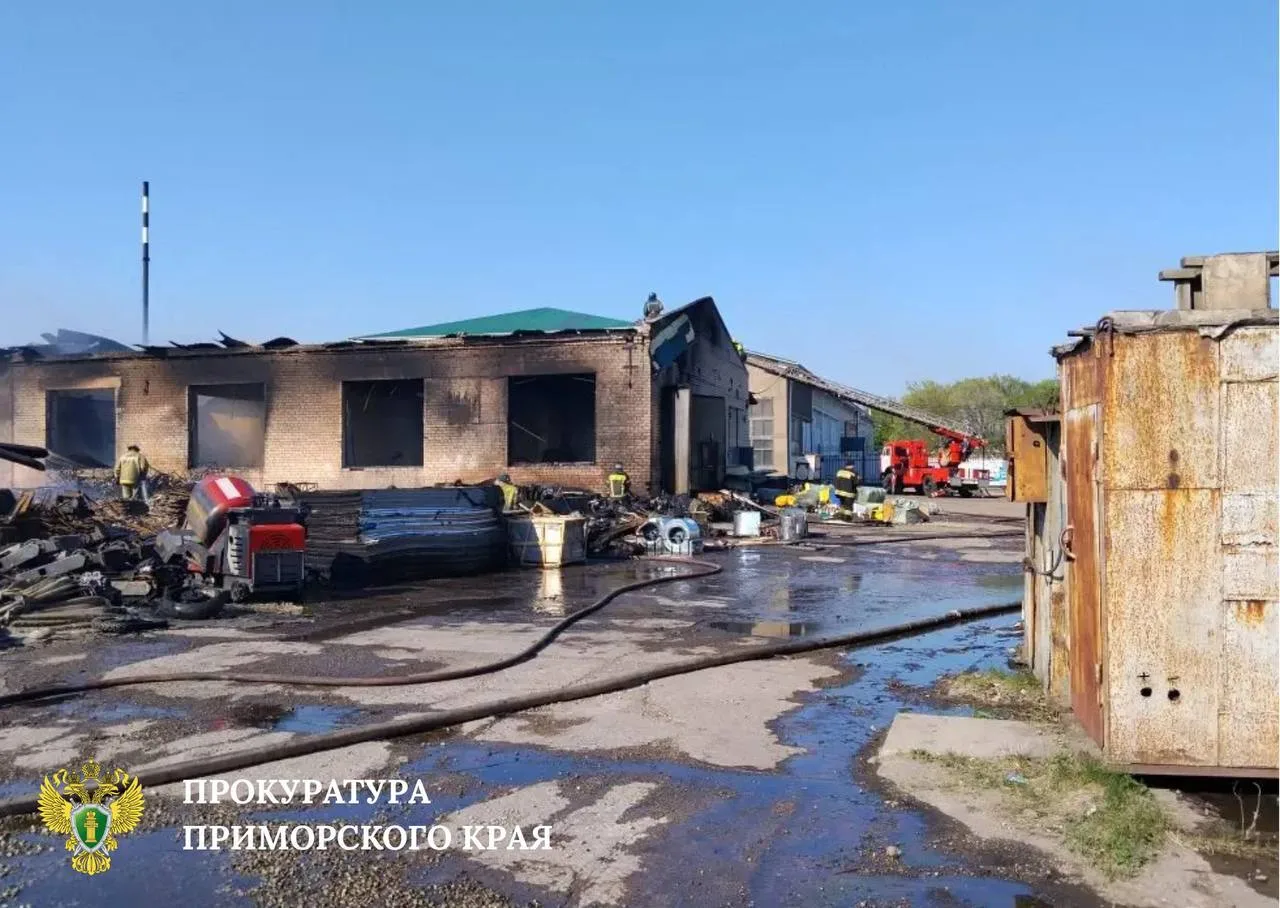 Крупный пожар на складе автозапчастей произошел вчера в Уссурийске   Днём 12 мая на улице Сельскохоз